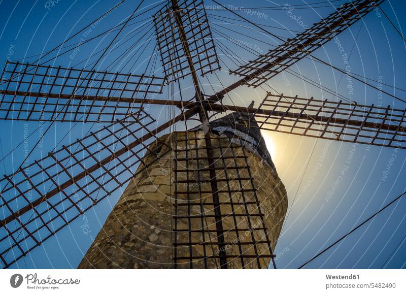 Spanien, Mallorca, Manacor, Windmühle gegen die Sonne Windmuehlen Windmühlen Bauwerk Gebäude Bauwerke Tradition Brauchtum traditionell Windrad Windturbinen