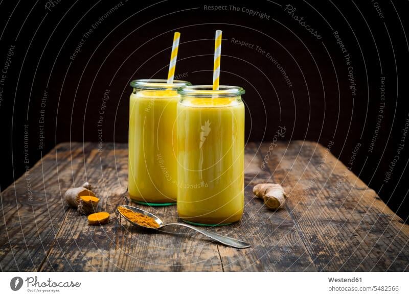 Zwei Gläser Kurkuma-Milch Food and Drink Lebensmittel Essen und Trinken Nahrungsmittel Löffel Loeffel Pulver Wurzel Wurzeln Radix Trend Trends Goldene Milch