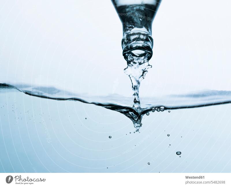 Mineralwasser, das aus der Flasche fließt Bewegung sich bewegen Life Leben Gesunde Ernährung Ernaehrung Gesunde Ernaehrung Gesundheit gesund Lifestyle