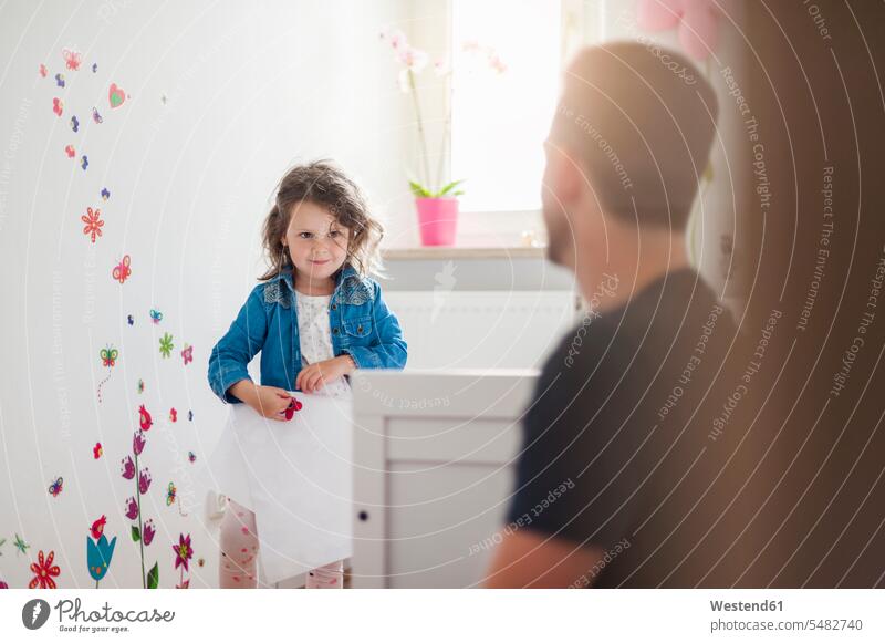 Mädchen mit Vater schmückt Wand im Kinderzimmer Papas Väter Vati Vatis Papis Tochter Töchter dekorieren Eltern Familie Familien Mensch Menschen Leute People