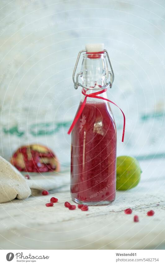 Glasflasche mit Granatapfel-Smoothie Food and Drink Lebensmittel Essen und Trinken Nahrungsmittel Bügelverschluss rot rote roter rotes Nahaufnahme Nahaufnahmen