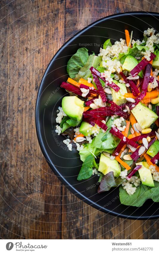Schale Herbstsalat mit Kopfsalat, Karotten, Avocado, Rote Bete, Kürbis- und Sonnenblumenkernen, Granatapfel und Quinoa Food and Drink Lebensmittel