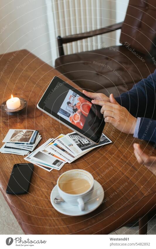 Mann in einem Cafe zeigt Bild auf digitalem Tablett Europäer Kaukasier Europäisch kaukasisch ansehen Kaffee Deutschland Motiv Motive Innenaufnahme drinnen