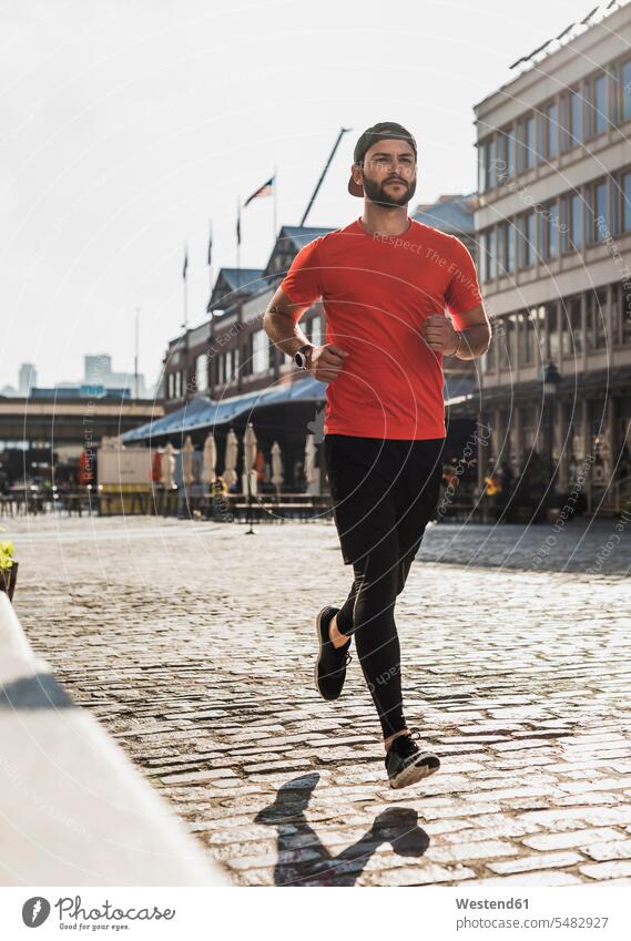 USA, New York City, Mann läuft auf Kopfsteinpflaster laufen rennen Männer männlich Joggen Jogging New York State United States of America