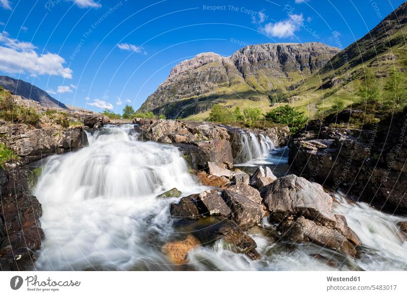 Großbritannien, Schottland, Schottische Highlands, Glencoe, Clachaig Falls und Berg Aonach Dubh Wolke Wolken felsig steinig Reise Travel Schottisches Hochland