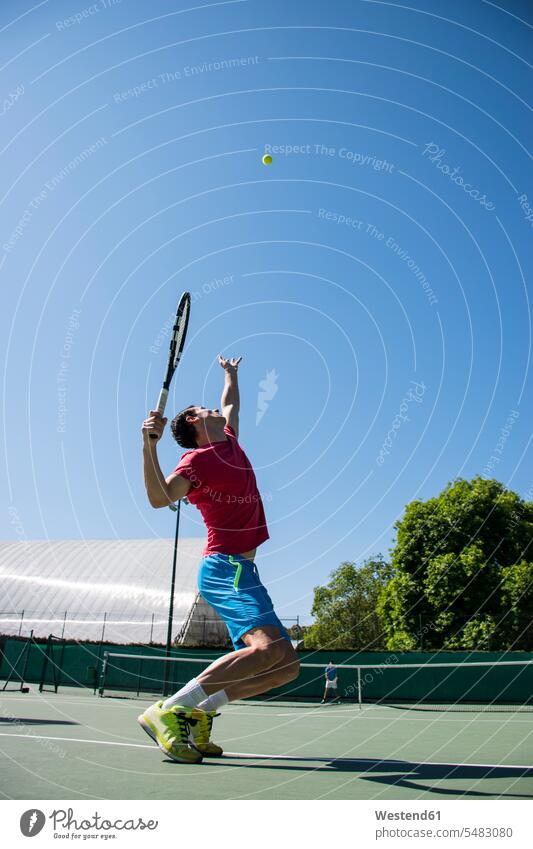 Tennisspieler, der während eines Tennisspiels einen Tennisball serviert Sport Aufschlag aufschlagen Aufschläge Aufschlaege servieren Service Hobby Hobbies
