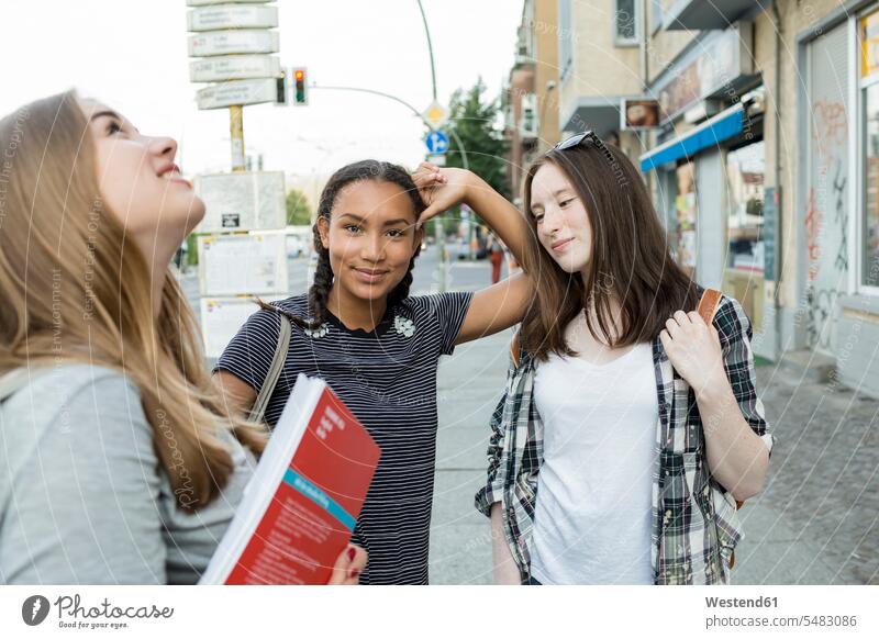 Drei Mädchen im Teenageralter auf dem Schulweg Europäer Kaukasier Europäisch kaukasisch Schülerin Schuelerin Schülerinnen Schuelerinnen Tag am Tag
