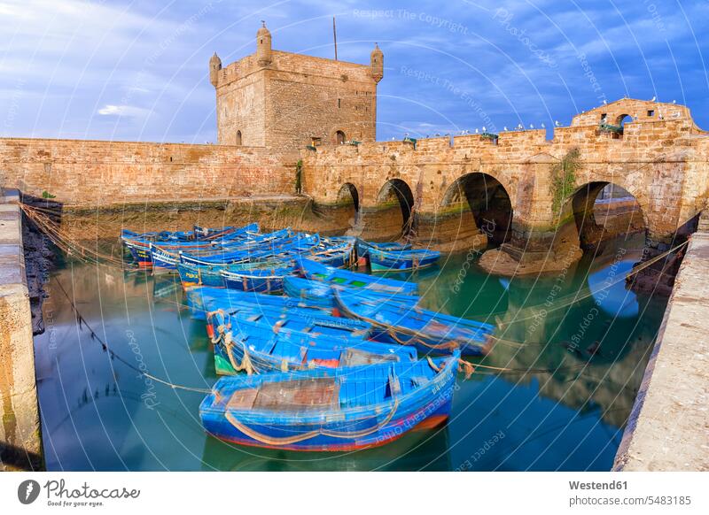 Marokko, Essaouira, blaue Fischerboote im Hafen Fischerei bewölkt Bewölkung Wolke bedeckt Wolken Bewoelkung wolkig bewoelkt Tag am Tag Tageslichtaufnahme
