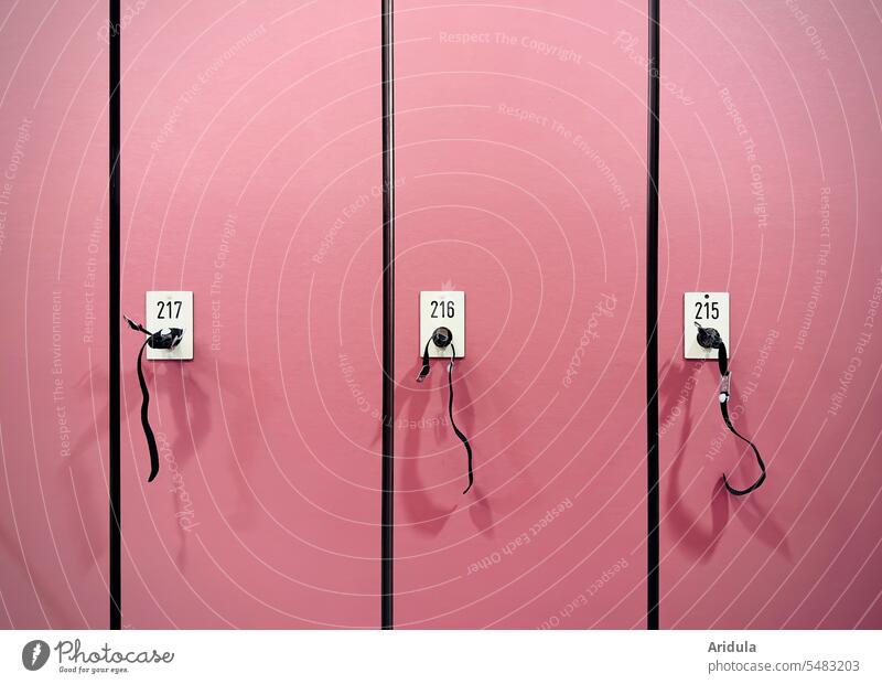 215-217 | Rosa Schließfächer im Schwimmbad Schließfach Schrank Umkleide Schlüssel schließen Ziffern & Zahlen Detailaufnahme Tür aufbewahren Schloss offen