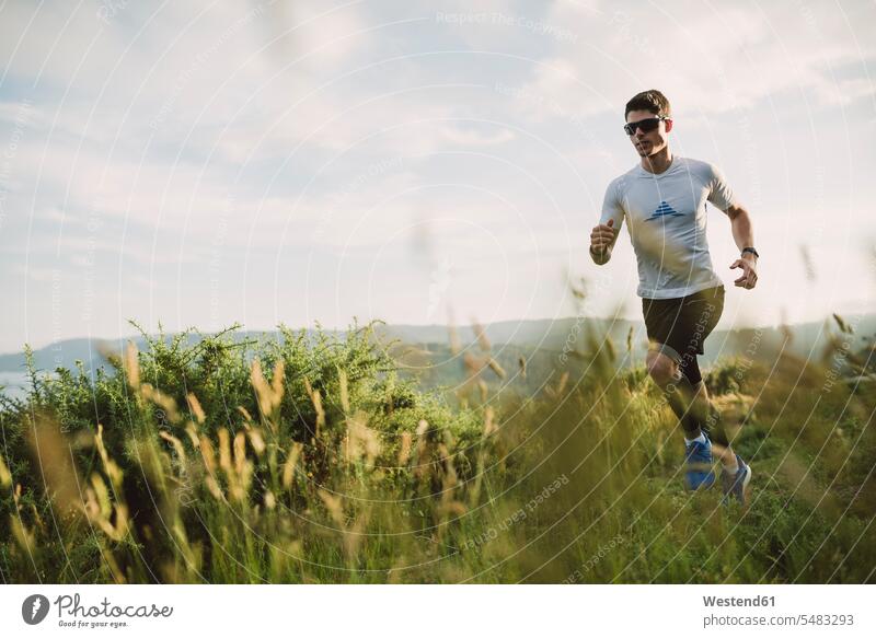 Trailrunner, abends Männertraining in der Natur Mann männlich Abend Geländeläufer Gelaendelaeufer rennen Training trainieren Geländelauf laufen Läufer Laeufer