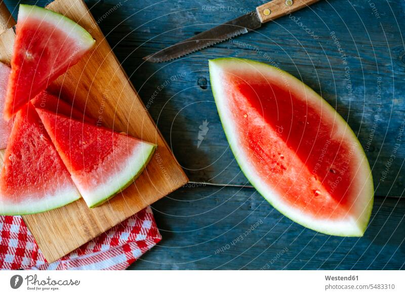 Wassermelonenteller, geschnitten auf blauem Holz Citrullus lanatus abgeschnitten Stücke Stueckchen Stuecke Stückchen süß Süßes Gabel Gabeln Gesunde Ernährung