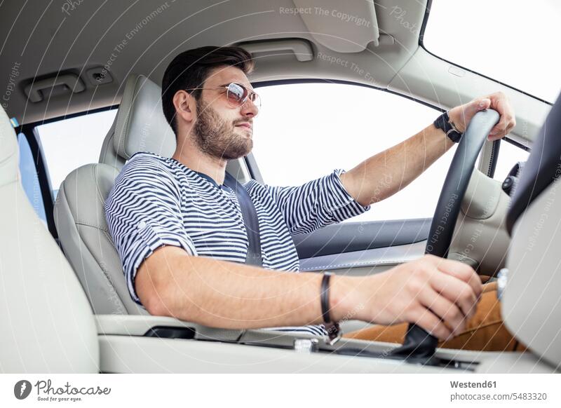 Mittelgroßer Erwachsener Mann fährt im Auto - ein lizenzfreies