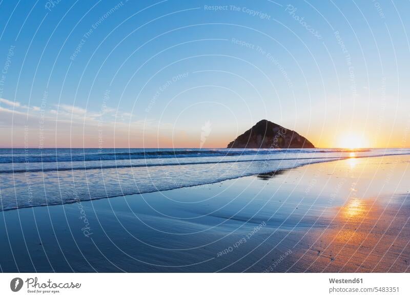 Neuseeland, Ostkap, Anaura-Bucht bei Sonnenaufgang Himmel Morgenlicht morgendliches Licht Welle Wellen Gegenlicht Gegenlichtaufnahme Gegenlichtaufnahmen
