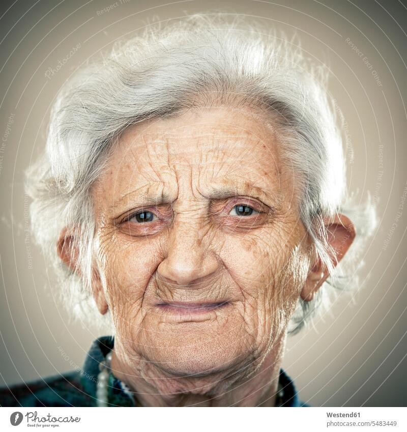 Porträt einer älteren Dame ungestellt natürlich ernst Ernst Ernsthaftigkeit ernsthaft Portrait Porträts Portraits alt alte altes alter Seniorin Seniorinnen