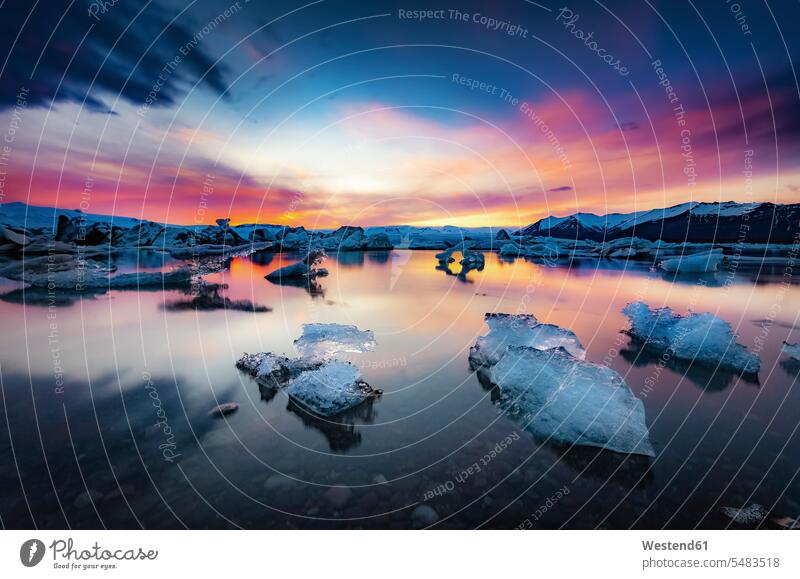 Island, Vatnajokull-Nationalpark, Sonnenuntergang, schwimmende Eisberge in der Jokulsarlon-Eislagune Gletschereis Abendlicht abendliches Licht kalt Kälte Berg