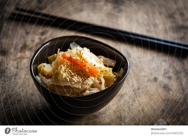 Kimchi, fermentierte koreanische Beilage aus Gemüse Schüssel Schalen Schälchen Schüsseln eingelegtes Gemüse Asiatische Küche Asiatisches Essen Eingelegtes