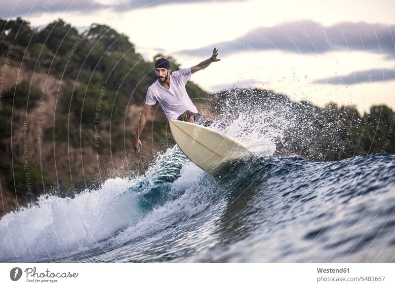 Indonesien, Insel Sumbawa, Surfer Mann Männer männlich Wellenreiter Surfen Surfing Wellenreiten Erwachsener erwachsen Mensch Menschen Leute People Personen