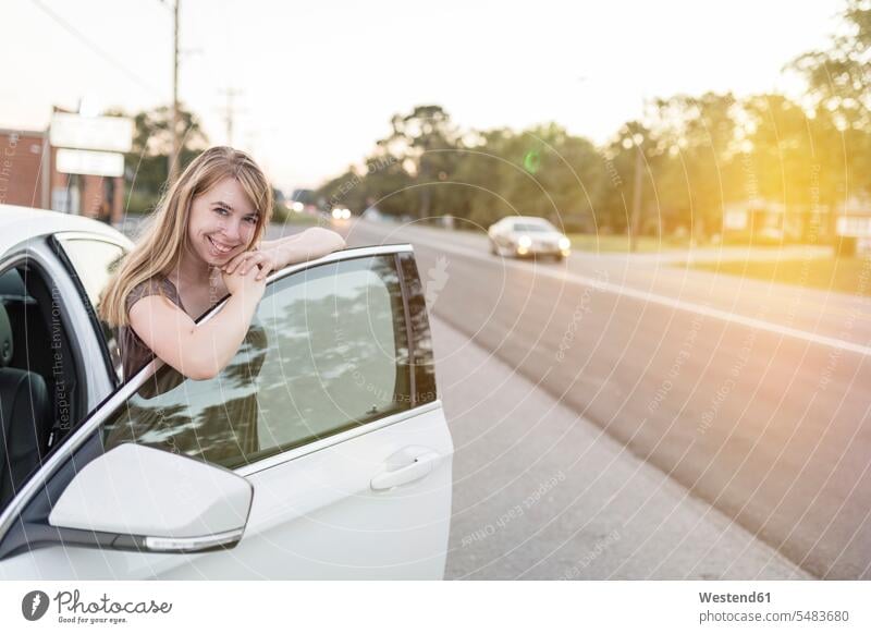 Frau macht eine Road-Trip durch die USA weiblich Frauen blond blonde Haare blondes Haar Auto Wagen PKWs Automobil Autos Autoreise Erwachsener erwachsen Mensch