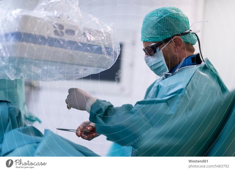 Setznaht des interventionellen Radiologen zur Fixierung des Dauerkatheters Operation OP Operationen operieren Chirurgie Arzt Doktoren Ärzte Behandlung