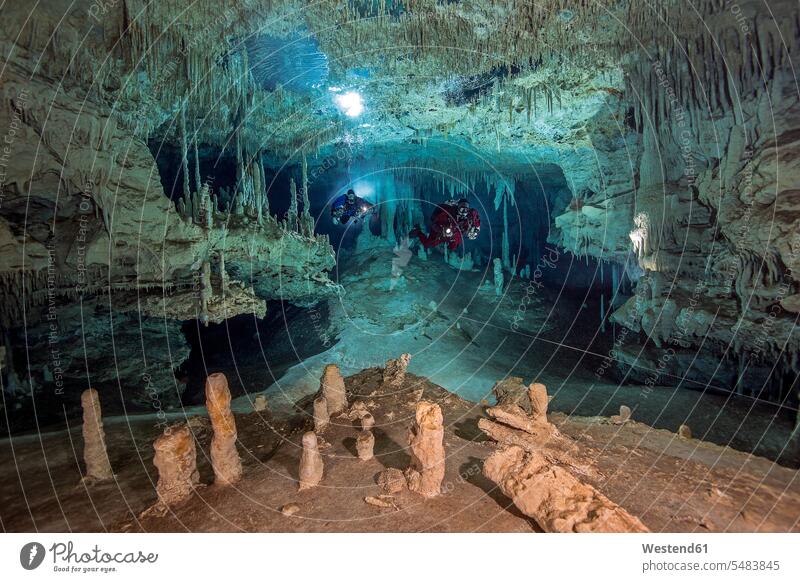 Mexiko, Yucatan, Tulum, Höhlentaucher im System Dos Pisos zwei Personen 2 2 Personen 2 Menschen Zwei Menschen Tauchanzug Neoprenanzug Taucheranzüge Taucheranzug