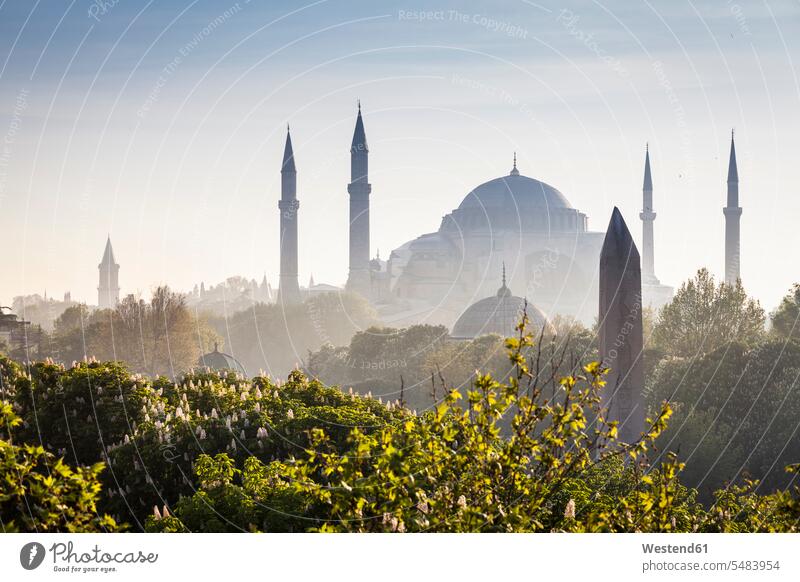 Türkei, Istanbul, Blick auf Haghia Sophia im Dunst dunstig Reise Travel Islam Reiseziel Reiseziele Urlaubsziel Republik Türkei Kulturstätte Kulturstaette