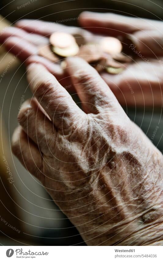Hände einer älteren Frau mit Münzen Seniorin Seniorinnen alt Hand Senioren weiblich Frauen Erwachsener erwachsen Mensch Menschen Leute People Personen Geld