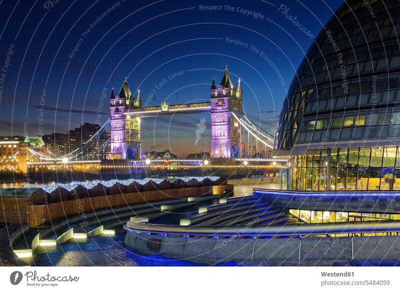 Großbritannien, London, Rathaus und Tower Bridge bei Nacht Hauptstadt Hauptstaedte Hauptstädte Beleuchtung beleuchtet Außenaufnahme draußen im Freien