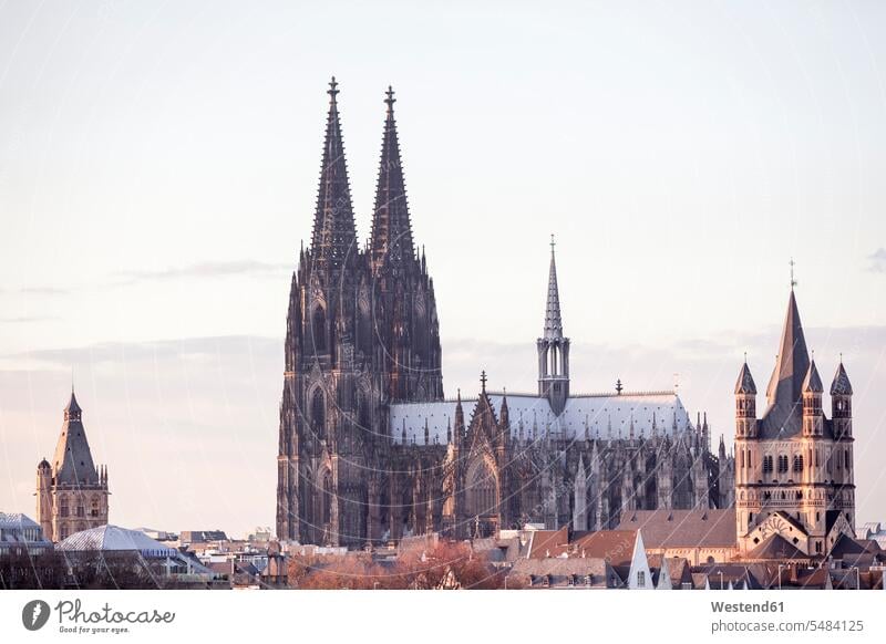Deutschland, Köln, Blick auf Rathaus, Kölner Dom und Gross Sankt Martin Wahrzeichen Außenaufnahme draußen im Freien Architektur Baukunst Romanisch romanisch