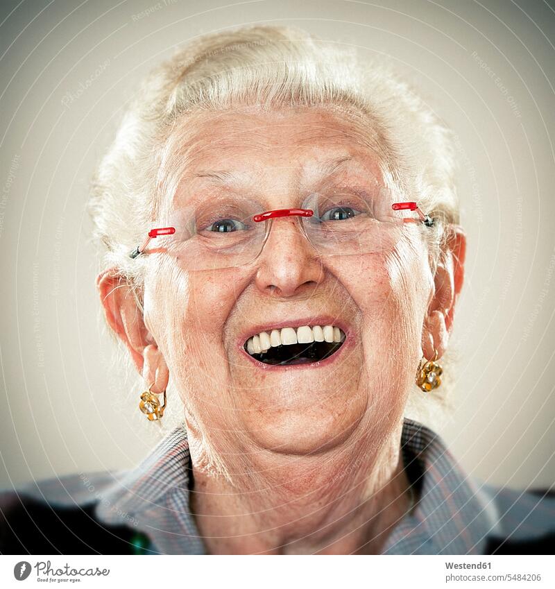 Porträt einer älteren Dame, die laut lacht fröhlich Fröhlichkeit Frohsinn Heiterkeit Brille Brillen lächeln ungestellt natürlich lachen Portrait Porträts