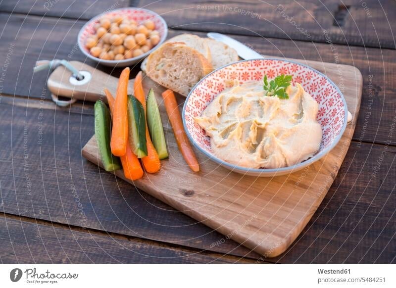 Hummus, Kichererbsen, Karotten, Gurken, Baguette Zubereitung zubereiten Zutaten Cicer arietinum arabisch Frische frisch Gesunde Ernährung Ernaehrung