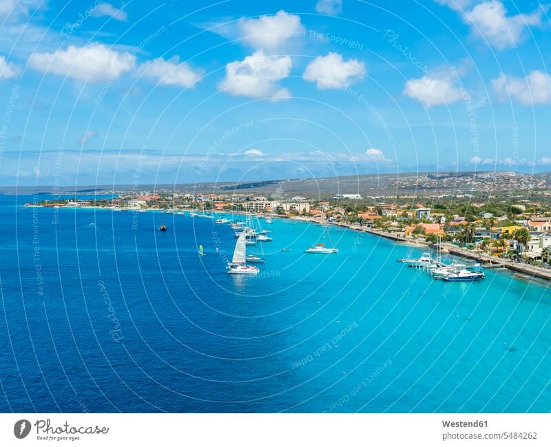 Karibik, Bonaire, Kralendijk, Küste und Stadtbild Küstenlandschaft Segelboot Segelboote Segelschiff Aussicht Ausblick Ansicht Überblick Außenaufnahme draußen