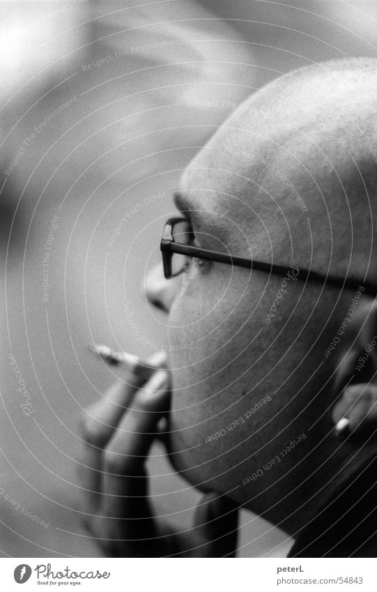 Jann Porträt Silhouette Brille Pause Glatze Gesicht Profil Rauchen Ohrringe Kopf