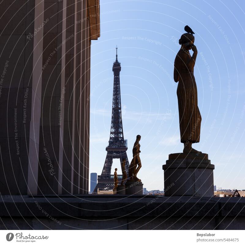 Goldskulpturen auf dem Trocadero mit dem Eiffelturm im Hintergrund, Paris Statue Bildhauerei Großstadt reisen Kunst berühmter Ort Frankreich Chaillot im Freien