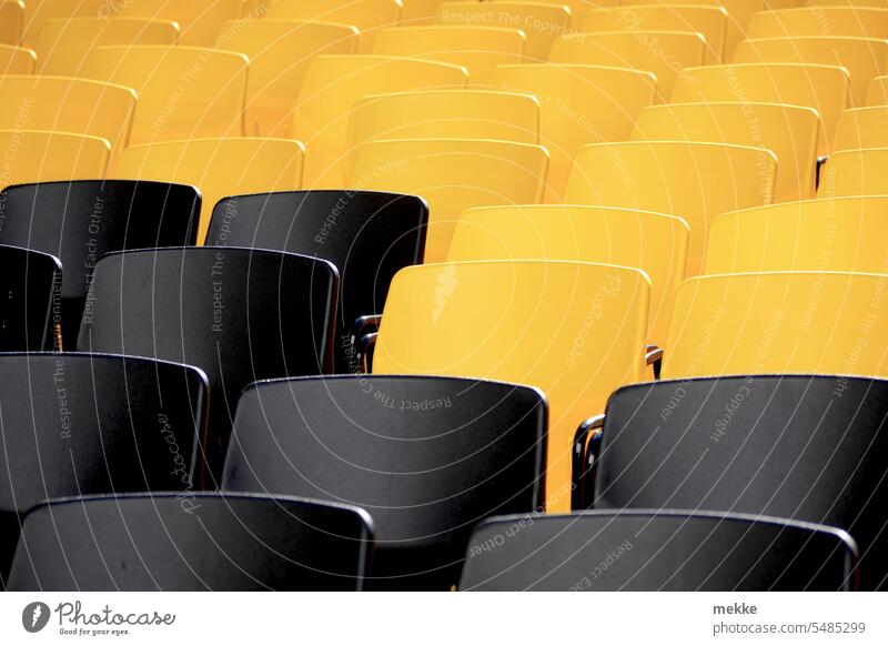 farbliche Platzsuchhilfe Sitze Sitzreihen Stuhl Stadion Publikum Sitzgelegenheit Veranstaltung Stuhlreihe Bestuhlung leer frei Stühle Konzert Saal Platzwahl