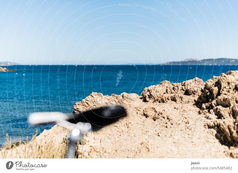 Mit dem Fahrrad am Meer blau Felsen Cote d'Azur Frankreich Sommer Blauer Himmel Küste Ferien & Urlaub & Reisen Wasser mediterran Erholung aktiv Mittelmeer