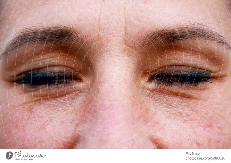 geschlossene Augen gedanken träumen nachdenklich verträumt Gesichtsausdruck Haut Augenbraue Porträt Wimpern feminin Nase nasenrücken Stirn Sommersprossen