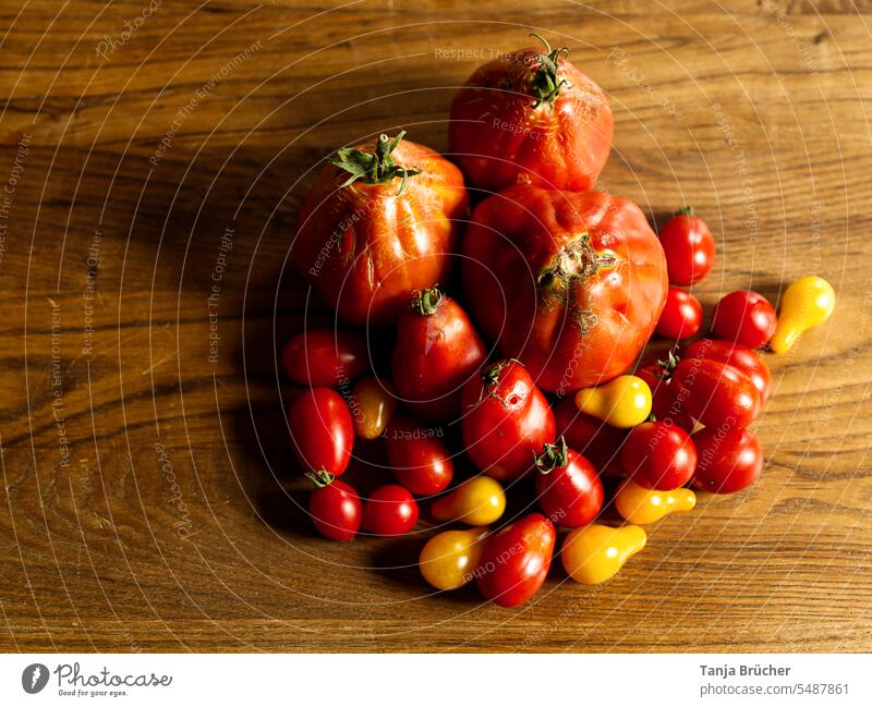 Rote und gelbe Tomaten von oben auf einem Holztisch Bio-Gemüse frisch Ernährung Gesunde Ernährung Bioprodukte Vegetarische Ernährung rot Ernte Garten