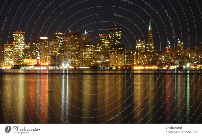 San Francisco bei Nacht Kalifornien Langzeitbelichtung Hochhaus Reflexion & Spiegelung USA Licht Bucht Skyline Wasser Lampe Stadt