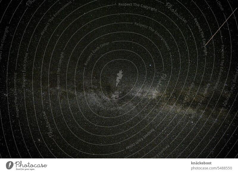 milchstraße im august Nacht Stern Langzeitbelichtung Sternenhimmel Nachthimmel Himmel sternenklar Weltall Galaxie Unendlichkeit Astronomie Sternenhaufen