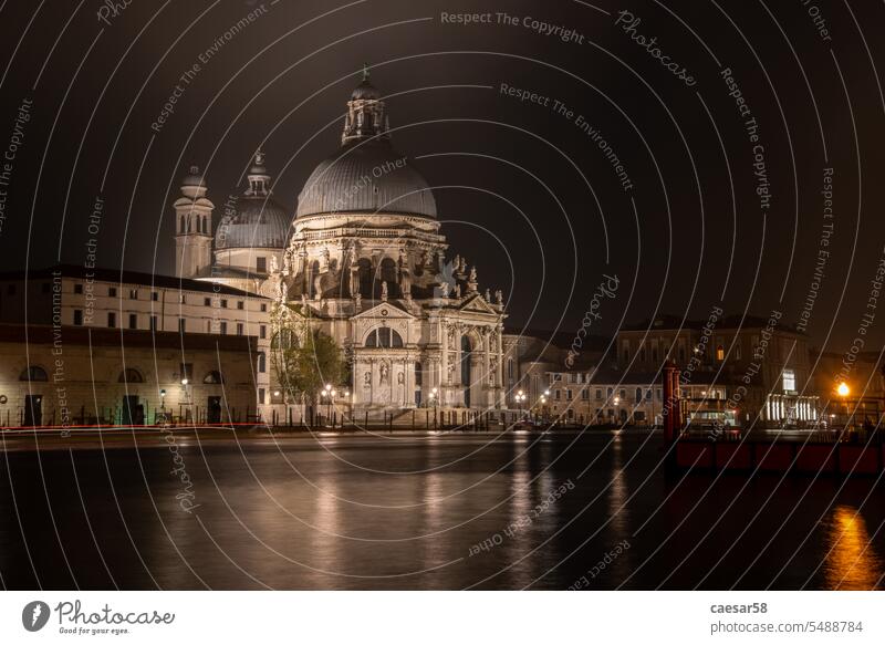 Alte Barockkirche Santa Maria della Salute bei Nacht, Venedig Kirche Basilika salutieren Illumination Nebel beleuchtet Dunkelheit Erbe prunkvoll Ruhe Kuppel Dom