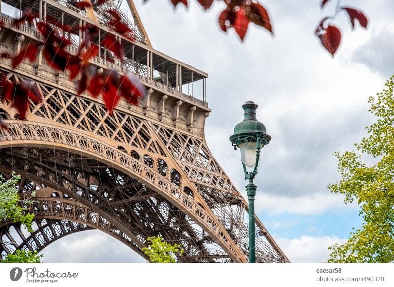 Blick auf den Eiffelturm im Sommer, Paris Gebäude Licht Blätter Straßenleuchte Tour d'Eiffel Eiffel-Tournee Konstruktion bügeln rot Architektur abschließen