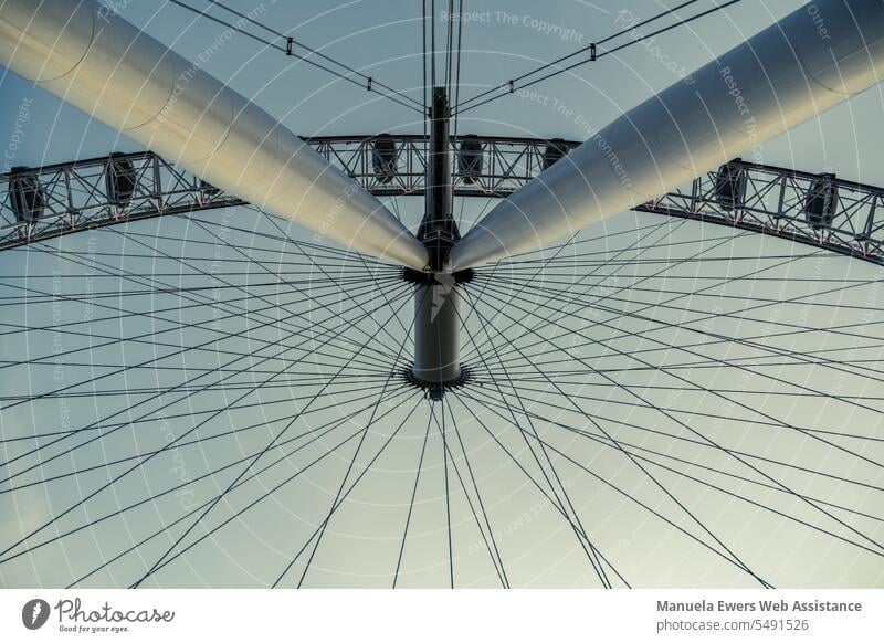 Das große Riesenrad des London Eye von unten fotografiert riesenrad london eye aussicht attraktion tourismus england großbritannien streben architektur spannung