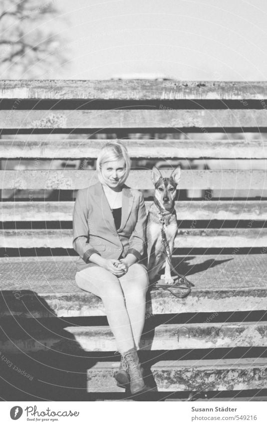 buddies Körper 1 Mensch Mauer Wand Tier Hund Lächeln sitzen Freundschaft Tierliebe Schäferhund blond Junge Frau Schwarzweißfoto Außenaufnahme Tag