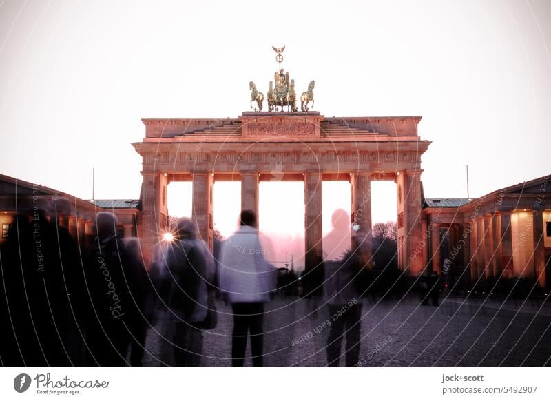 Touristen besuchen das Brandenburger Tor im letzten Licht des Tages Berlin historisch Sehenswürdigkeit Wahrzeichen Pariser Platz Deutschland Sightseeing