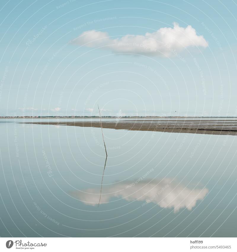 Windstille, Wölkchen und Wattenmeer, ein ruhiger Tag am Meer gespiegelte Wolken glatte Wasseroberfläche ruhige Stimmung ruhiges Wasser wolkenspiegelung Nordsee