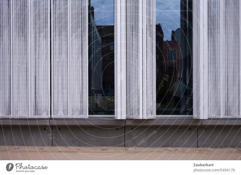 Fensterläden eines modernen Gebäudes, dahinter Scheiben mit Spiegelung wie ein Einblick, Abstraktion Fensterladen Architektur Beton Absatz abstrakt Durchblick