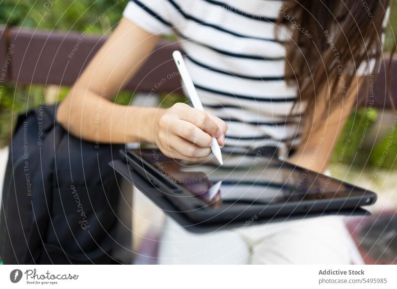 Anonyme Frau benutzt Tablet auf der Straße Tablette benutzend schreiben modern Großstadt Apparatur Gerät Brille Zeitgenosse Anschluss digital Freude Stadt