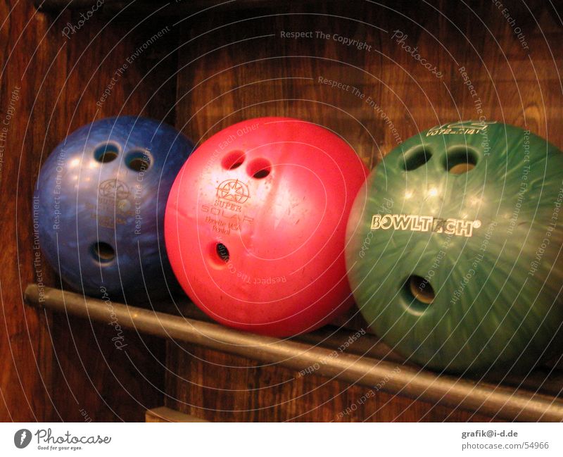 was für ein spiel! Bowling Loch Überraschung rot grün 3 lustig Spielen Kugel Gesicht Auge Mund staunen blau Sport beobachten Innenaufnahme