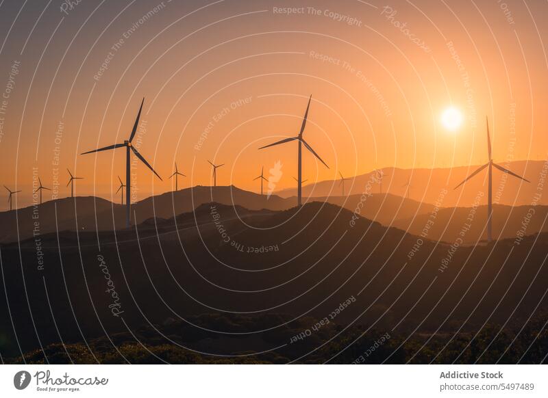 Windmühlen und wunderschöner rosa Himmel Erzeuger erstaunlich Himmel (Jenseits) Sonnenuntergang wunderbar Reihe Abend regenerativ Energie Turbine alternativ