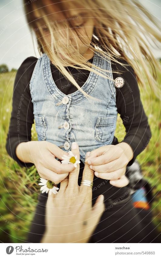 Ring aus Blume Kind Mädchen Kindheit Haare & Frisuren Gesicht Arme Hand Finger Familie & Verwandtschaft 8-13 Jahre Umwelt Natur Himmel Sommer Klima Wind Gras